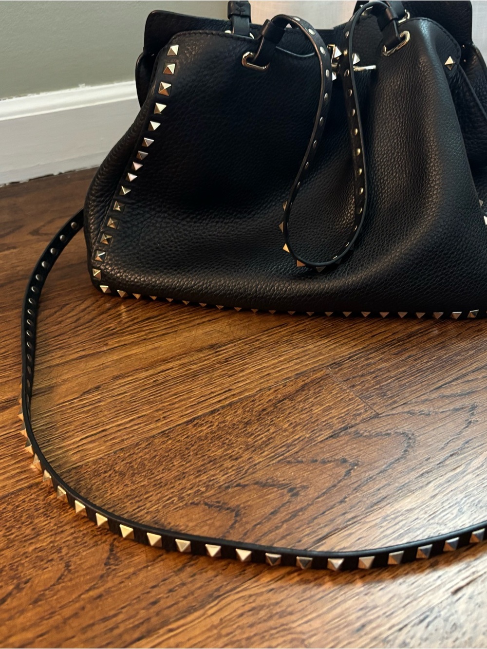 Valentino Garavani Black Pebbled Leather Shoulder Bag with Gold Rockstuds - Picture 9 of 16